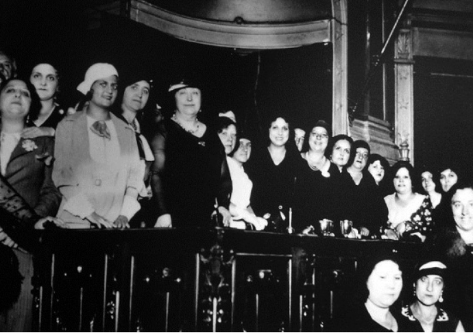 Colombine rodeada de mujeres miembros de La Liga Internacional de Mujeres Colombine rodeada de mujeres miembros de La Liga Internacional de Mujeres