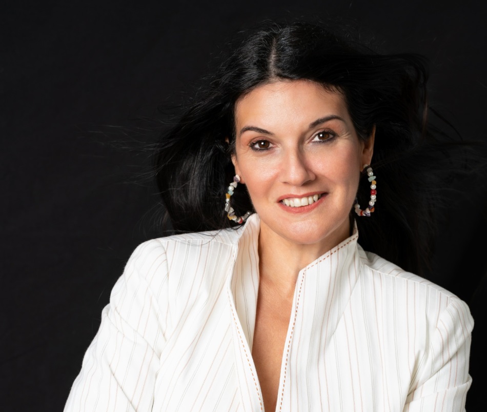 Rosario Raro, autora de la novela, Prohibida en Normandía. Publicada en la Editorial Planeta.