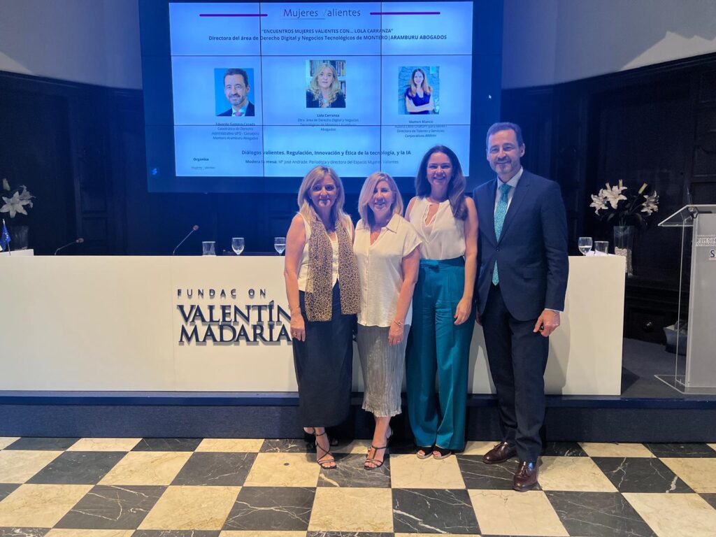 Encuentro Mujeres Valientes con Lola Carranza, directora del Área de Derecho Digital de Montero Aramburu. Mª José Andrade, de Mujeres Valientes; Mamen Blanco, experta en IA aplicada a RRHH y Eduardo Gamero, catedrático de la UPO y miembro del Consejo Asesor de Montero Aramburu