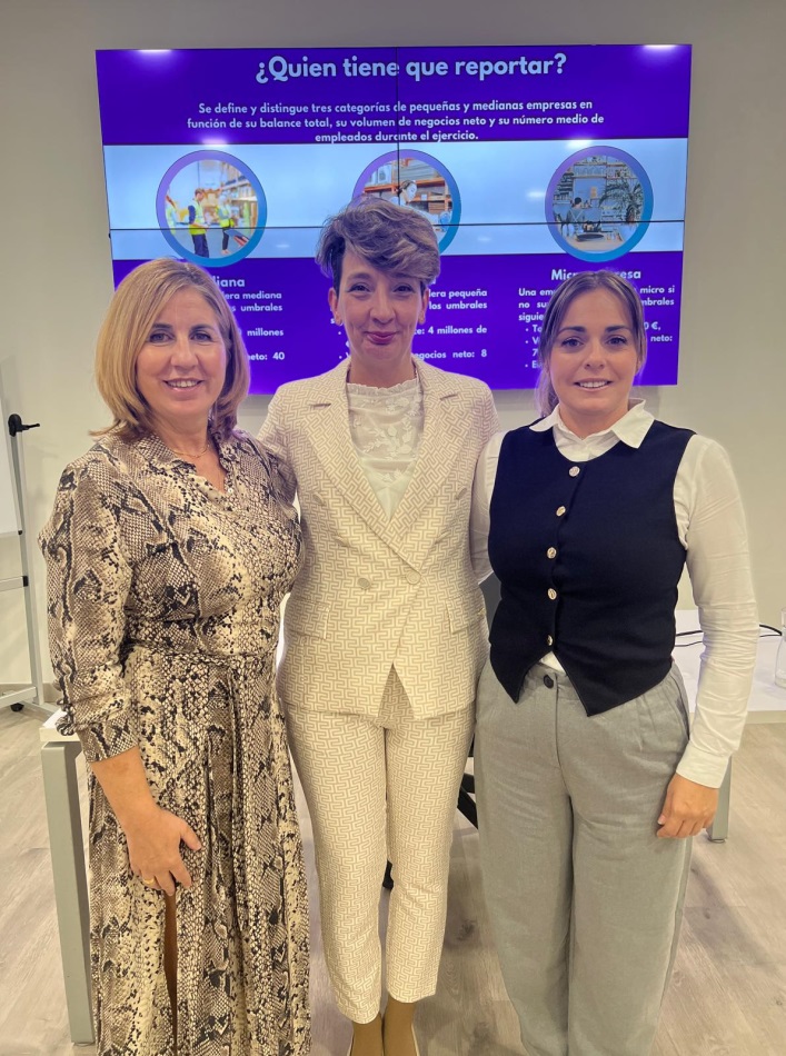 Las organizadoras de los Desayunos Informativos PYMES Valientes, Mª José Andrade, directora de Mujeres Valientes y Rocío Espinosa, directora de PYMES Magazine, junto a Francisca Molina, CEO de Selezziona Consultoría