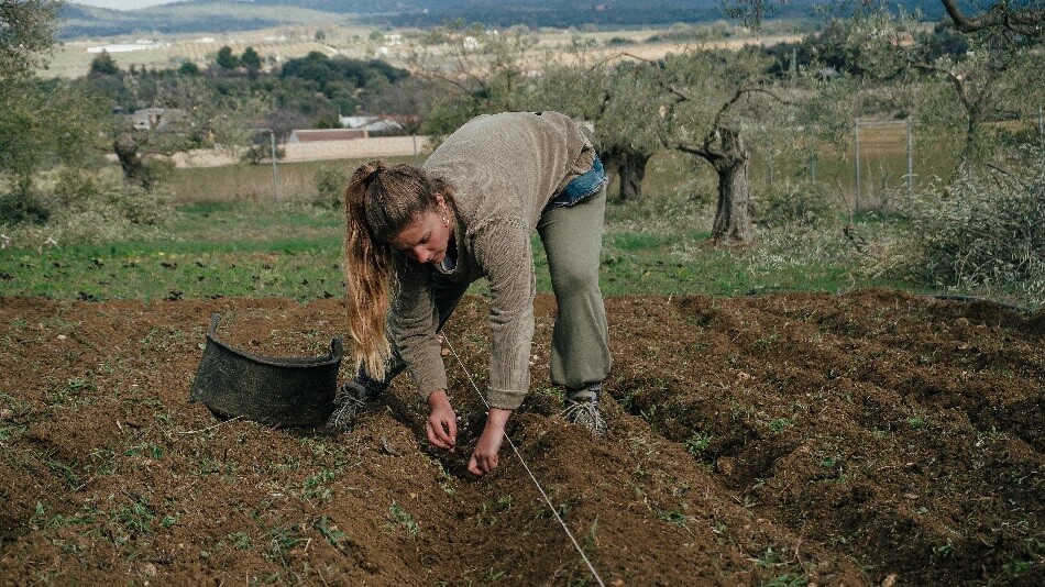 Alba Marín. Empresaria rural y propietaria de Conservas El Perol en su huerta.