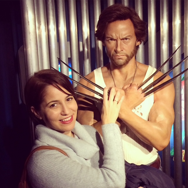 Diana Granada en el Museo de Madame Tussaud de Londres junto al actor Hugh Jackmann