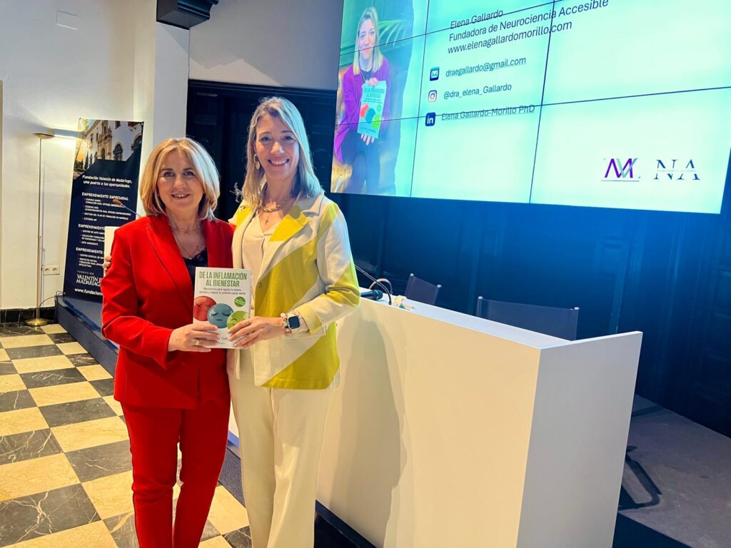 La doctora Elena Gallardo en la presentación de su libro en el "Encuentro Mujeres Valientes con... ". De la inflamación al bienestar. Neurociencia para regular tu sistema nervioso y mejorar la conexión cuerpo-mente. Editorial Pinolia.