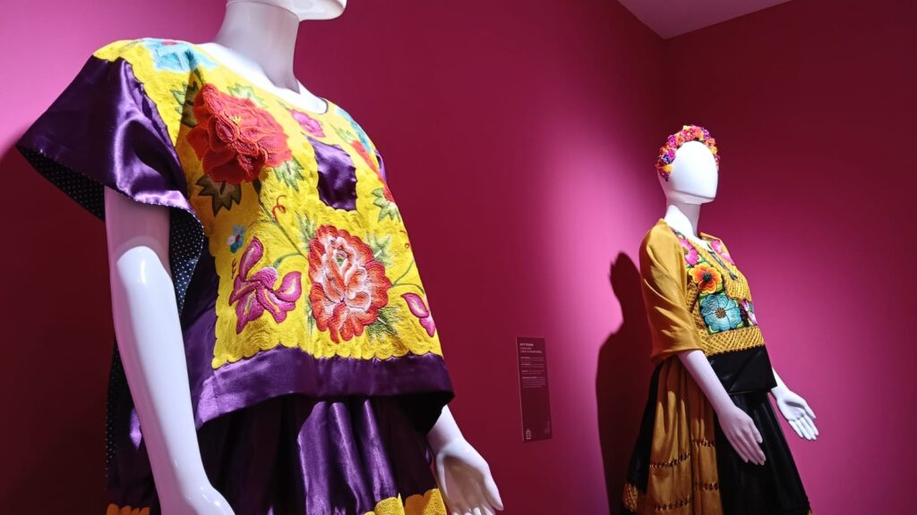 Algunos vestidos de Frida Kahlo en la muestra del Museo de Infantería de Roman