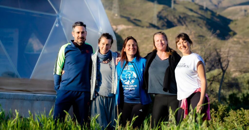 Miembros del equipo de médicos especialista y personal sanitario de Onconature junto a su fundadora