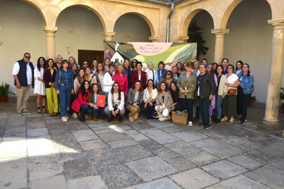 Algunas de las participantes de la jornada "Mujeres con valor en el entorno rural" celebradas en Sabiote (Jaén)