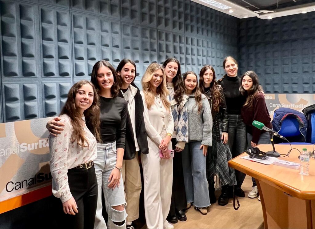 Ellas son las nuevas Áureas: Claudia Infante, Jessica Flores, Cristina Martín, Teresa López, Miriam Rodríguez, Silvia Toro, Carla Carrasco, Laura Rodríguez y Claudia Rivero, son algunas de las participantes del Programa Áurea de la Universidad de Sevilla. Subvencionado por el IAM