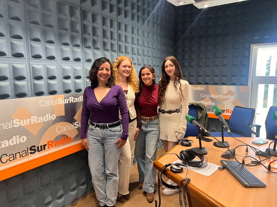 Teresa López Pérez, Ana Julia de Brito Silva, Alejandra López Verde, Irene Fernández Solís y Ana Laura Giro, componentes del equipo MIRVA. Ganador de la V Edición del Programa Áurea de la Universidad de Sevilla.