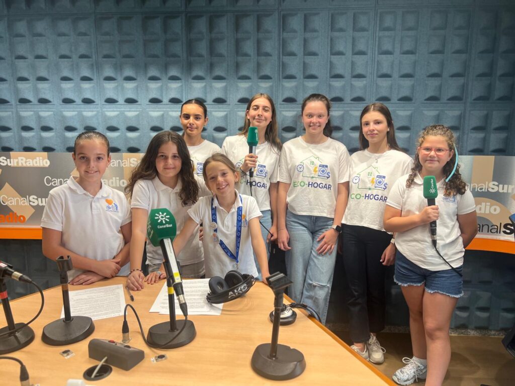 Ximena Marín, Marta González, Lucía Pérez, Elia Alarcón, Luna Luna, Aitana Tejada, Daniela Ruiz de la Vega y Ausi Porras, alumnas del colegio Safa Écija. Niñas de entre 8 y 14 años que se han convertido en las ganadoras de MBA League Sevilla 2026 la liga de emprendimiento que desde Sevilla.